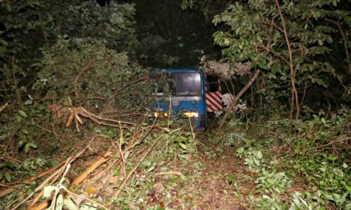 37 pekerja kilang nyaris maut, bas terbabas masuk gaung