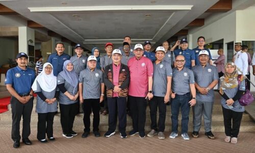 Main golf sambil beramal