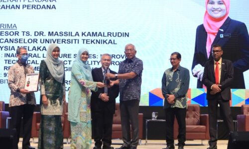 Massila Terima Anugerah Buku Negara