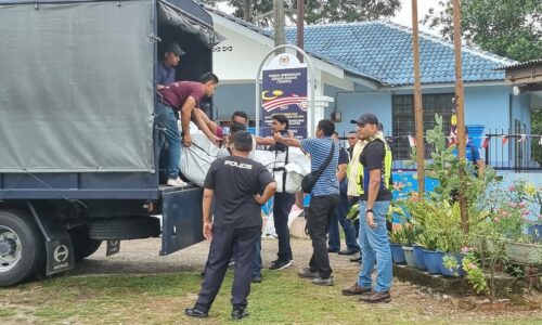 Selak kanvas, nampak kawan kaku dalam Perodua Kancil
