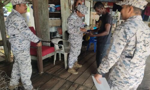 Dua bot rekreasi ditahan tiada lesen