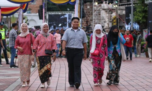 Hari Malaysia: Pinjam baju ayah demi tema 60-an