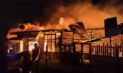 Berkain pelikat, minta tolong rumah terbakar