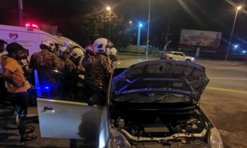Penumpang tersepit, Viva dirempuh Honda Civic