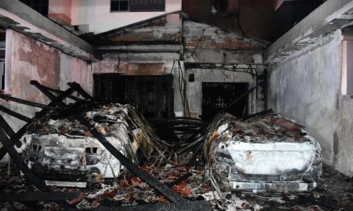 Kereta mewah antara tiga kenderaan musnah dalam kebakaran