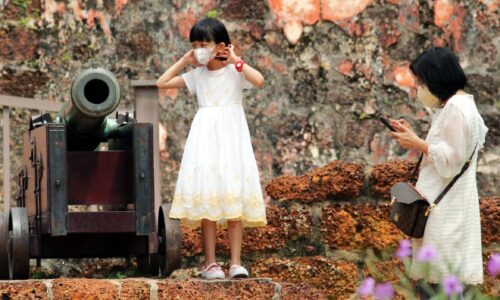 Belum berani ‘buang’ pelitup muka