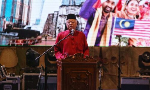 Keluarga Malaysia beridentiti nasional perlu dipertahankan – PM