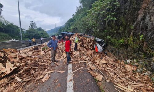 Treler terbalik, sesak kira-kira 4 km selepas Terowong Menora