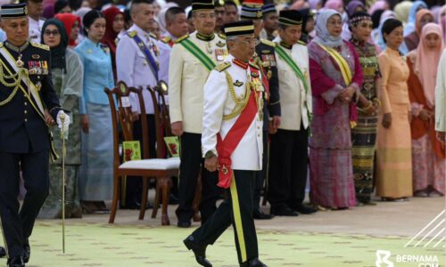 Agong kurnia 284 pingat kepada angkatan tentera, Panglima TUDM terima PGAT