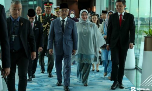 Agong, Raja Permaisuri tiba di Singapura