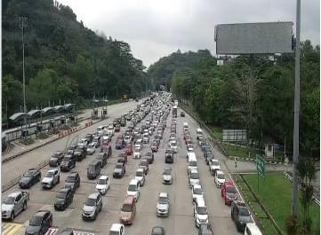 Trafik mula perlahan di beberapa lebuh raya utama pagi ini