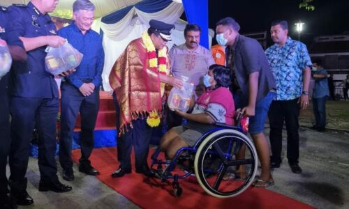 PDRM hulur bantuan kit makanan kepada masyarakat India