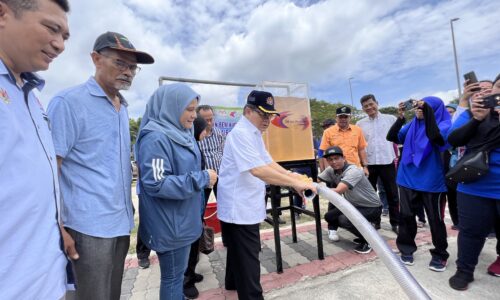 356,260 benih ikan dan udang dilepaskan di perairan Melaka