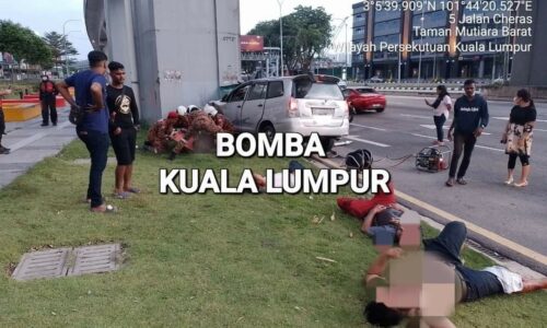 Dua maut MPV rempuh tiang MRT