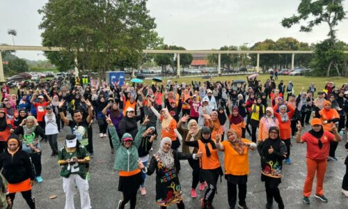 Bersukan sambil ‘cuci mata’