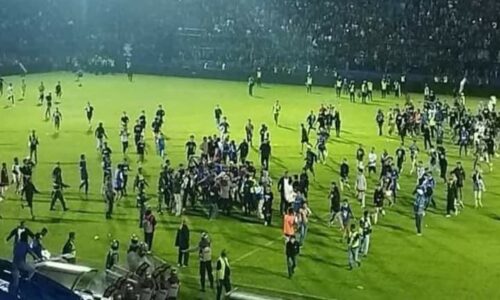 Indonesia siasat tragedi 129 orang tekorban dalam rusuhan bola sepak, liga digantung seminggu