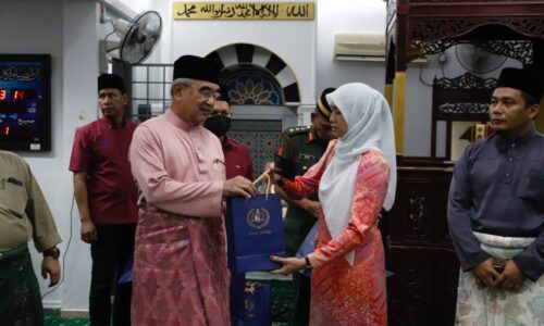 Tun Mohd Ali rasmi Koperasi Ukhwah Al Munawarah Felda Kemendor