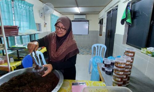 Sambol Lado, Daging Dendeng Pak Lan punca pendapatan