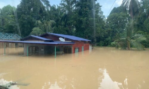 Dua daerah di Melaka terkesan banjir, 250 mangsa dipindahkan