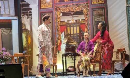 Teater peranakan warna budaya dan warisan