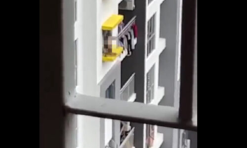 Suami isteri disiasat abai dua anak bermain di tepi balkoni