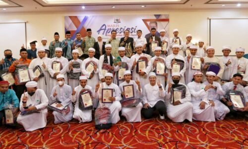 Pelajar cemerlang STPM, STM terima pengiktirafan Kerajaan Negeri