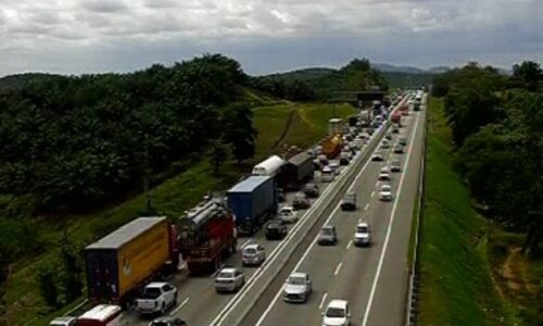 Aliran trafik perlahan di beberapa lebuh raya utama petang ini