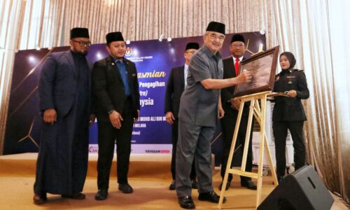 Tun Mohd Ali rasmi Pusat Pengumpulan Dan Pengagihan Food Bank Malaysia