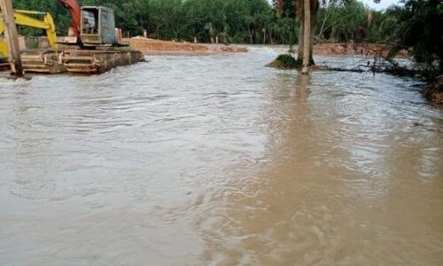 Ban pecah, tujuh sekeluarga dipindahkan di Tanjong Karang