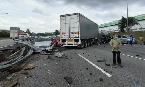 Pemandu lori kontena maut dalam nahas babit enam kenderaan