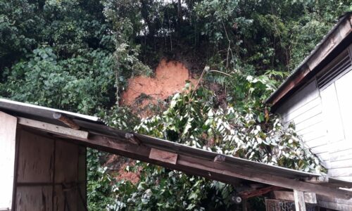 Sebahagian daripada beberapa rumah Orang Asli tertimbus akibat tanah runtuh