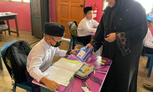 Hadiah set alat tulis suntik semangat murid hadapi peperiksaan UPKK