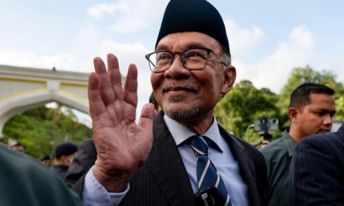 Anwar Ibrahim dilantik Perdana Menteri Ke-10