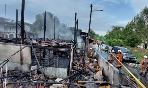 Rumah terbakar, mujur semua selamat
