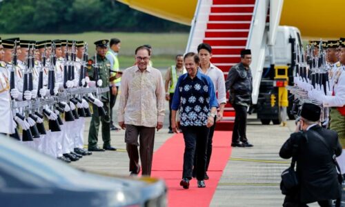 Sultan Brunei pandu sendiri kereta bawa Anwar ke Seri Perdana