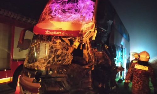 16 cedera bas ekspres langgar belakang treler