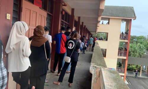 Pengundi muda paling ramai, terpaksa beratur sejam