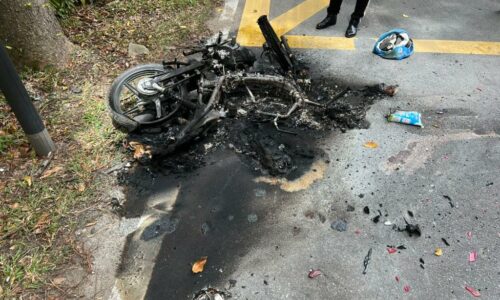 Pesara maut, motosikal terbakar bergesel lori pasir