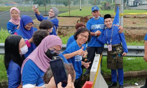 Konvoi gelombang biru iringi calon BN, Shahril Hamdan