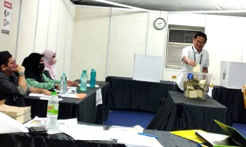 Ban Hong buang undi dalam hujan renyai