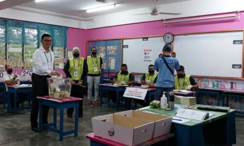 Hujan renyai tidak halang orang ramai, calon Kota Melaka mengundi