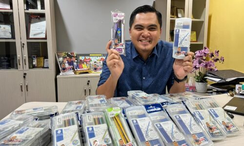 Set alat tulis percuma untuk murid UPKK  – Dr Akmal