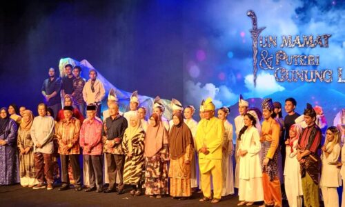 TYT dan isteri saksikan teater Tun Mamat dan Puteri Gunung Ledang