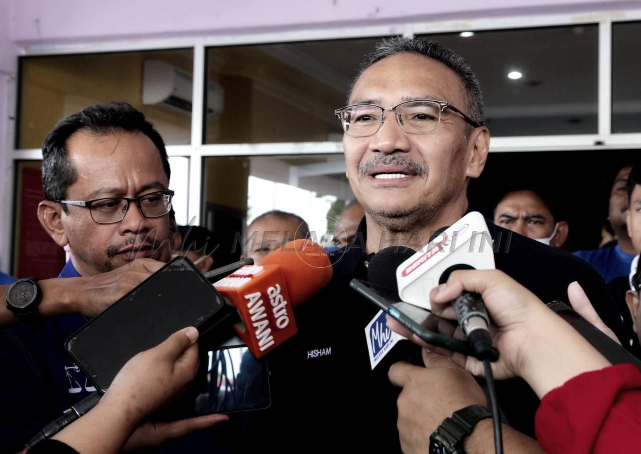 MENTERI Kanan Pertahanan merangkap Bendahari Agung Barisan Nasional, Datuk Seri Hishammuddin Tun Hussein mengadakan sidang akhbar selepas Majlis Ramah Mesra Bersama Menteri Kanan Pertahanan merangkap Bendahari Agung Barisan Nasional di Dewan Alamanda Jasin. Foto: MR. AZLI