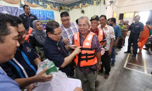 Melaka salur peralatan keselamatan nelayan laut