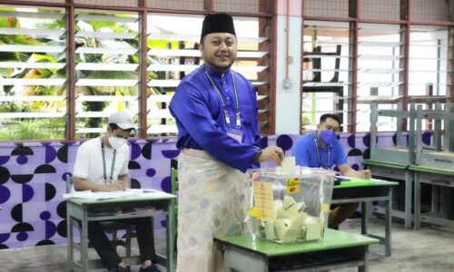 Mohd Ridhwan selesai mengundi