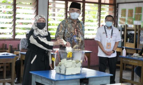 Tun Mohd Ali dan Toh Puan Asmah selesai mengundi