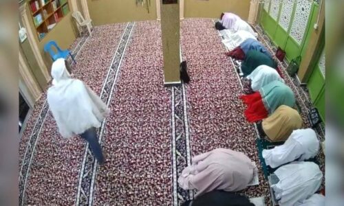 Lelaki ‘bertelekung’ mengaku salah curi telefon bimbit jemaah wanita
