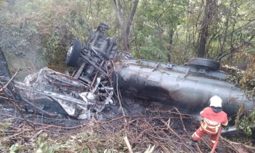 Seorang maut, lori muatan diesel jatuh gaung di Lebuhraya Plus