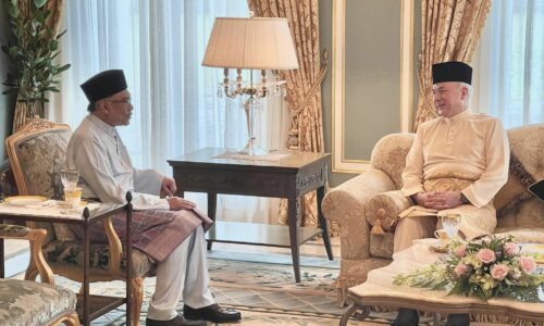 Sultan Nazrin terima menghadap Perdana Menteri di Istana Kinta